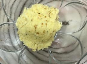 搅拌成蛋糕碎可以成团即可。