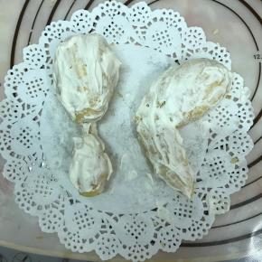 放入冰箱冷冻室冷冻10分钟定型。取出后表面抹上奶油。