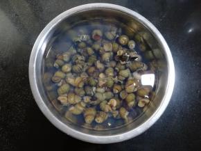 螺蛳买回来以后，放在大一点的容器里加满水，倒入少量的香油。