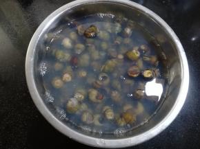 让螺蛳在水里静养两、三天，吐尽泥沙。