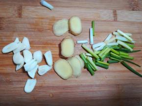 准备好葱姜蒜。