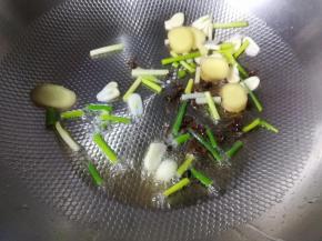 放入葱姜蒜小火炒出香味。