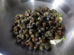 倒入洗净的螺蛳。