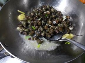 大火翻炒。