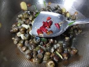 加入干红椒。