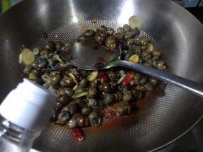 烹入少许料酒，去腥气。