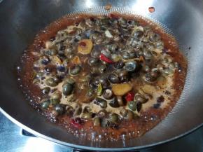 锅里加水，水量没过螺蛳。