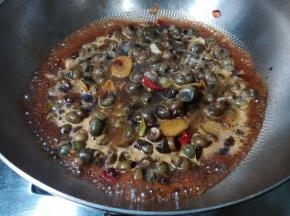锅里加水，水量没过螺蛳。