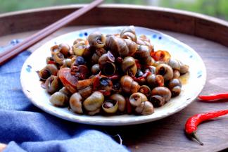 这样炒出来的螺蛳肉质不会太老，在吃的时候稍微用力可以把螺蛳肉吸出来。吃的时候也可以用牙签挑出肉食用。