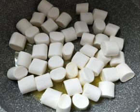 加入棉花糖按压至完全融化。