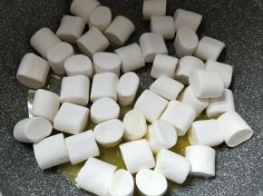 加入棉花糖按压至完全融化。