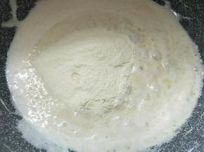 加入奶粉快速拌匀。