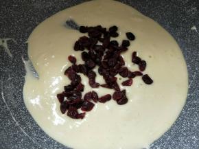 加入蔓越莓干翻炒均匀。