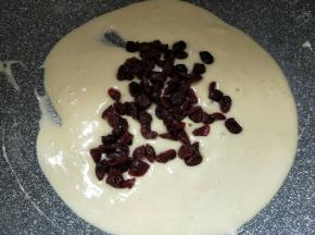 加入蔓越莓干翻炒均匀。