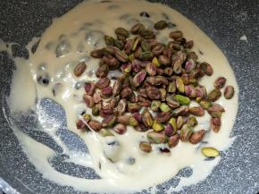 加入开心果翻炒均匀。