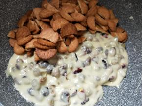 加入掰碎的小圆饼，快速翻炒。