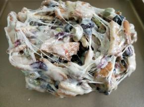 倒入不粘烤盘，放至不烫手时后，带上手套不断翻折，使每块饼干都粘上棉花糖。

