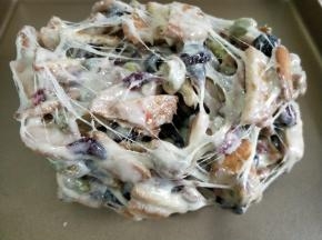 倒入不粘烤盘，放至不烫手时后，带上手套不断翻折，使每块饼干都粘上棉花糖。

