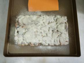 表面筛上少许奶粉。