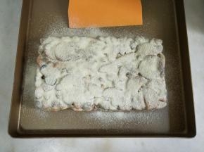 表面筛上少许奶粉。