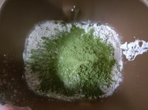 加入高筋面粉和抹茶粉，启动揉面程序10分钟。