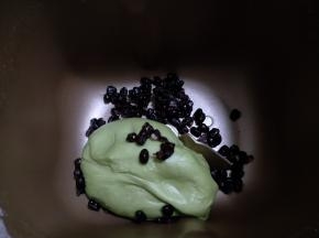 加入蜜红豆揉十几秒，时间太长豆子容易打碎。