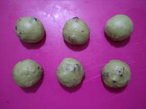 揉好的面团分成50克一份，滚圆，收口朝下。