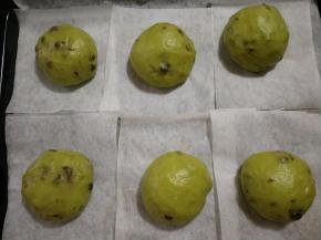 放入垫烤箱发酵，时间一小时，旁边放一碗热水。