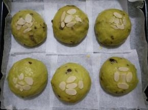 洒少许杏仁片。入预热好的烤箱180度中层烤20分钟即可。