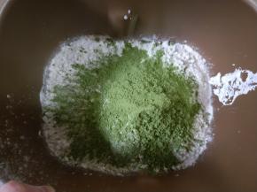 面包机先放牛奶和鸡蛋，再对角放盐和糖，加入高筋面粉和抹茶粉，启动揉面程序10分钟。