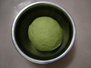 揉成光滑不粘手的面团，盖保鲜膜放入冰箱冷藏一个小时。