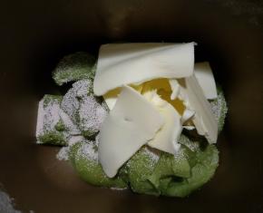 冷藏好的面团剪小块，加入酵母和黄油，启动揉面程序30分钟。