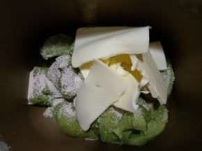 冷藏好的面团剪小块，加入酵母和黄油，启动揉面程序30分钟。