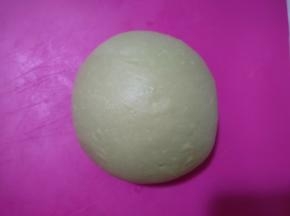 揉好的面团滚圆盖保鲜膜松弛15分钟。