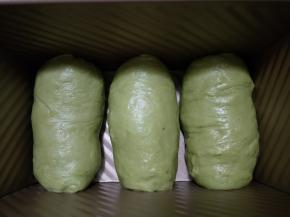 三个面团都依次包好，放入模具。放入烤箱进行发酵，温度35度，发酵1小时，旁边放一碗热水。