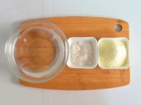 食材准备:清水240克、白凉粉10克、配方奶粉35克