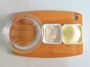 食材准备:清水240克、白凉粉10克、配方奶粉35克