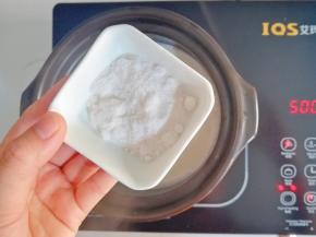 加入白凉粉煮沸后关火即可出锅