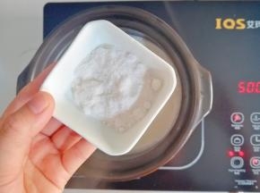 加入白凉粉煮沸后关火即可出锅