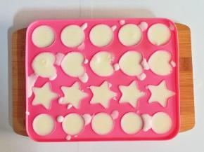 将煮好的奶香果冻液里倒入模具中冷却到凝固即可