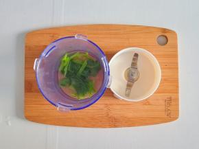 菠菜和少许温水放入辅食机打成泥