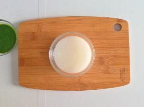 米粉倒入温水里搅拌均匀