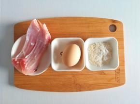 食材准备:草鱼腹部85克、鸡蛋1枚、低筋面粉10克