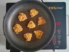 勺入鱼肉糊，小火慢煎