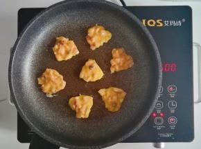 勺入鱼肉糊，小火慢煎