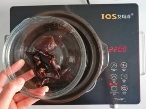 泡发好的木耳煮10分钟