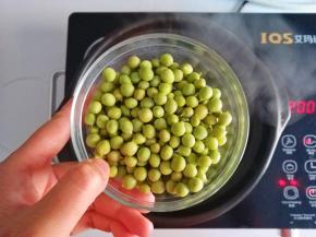 起锅煮水，水开下豌豆粒煮5分钟