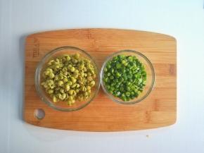 豌豆粒捞出去皮，需要耐心