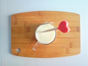 奶粉倒入温水里，搅拌均匀