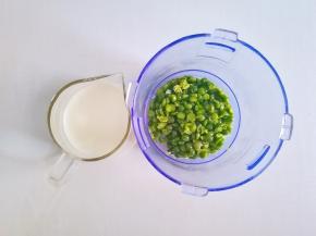 豌豆粒放入辅食机